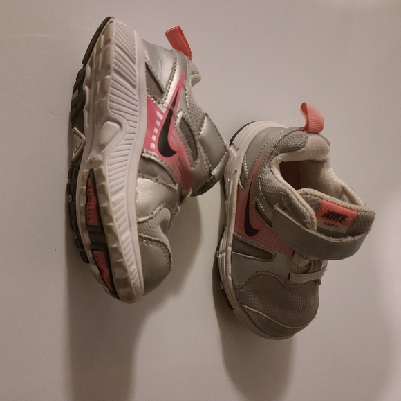 Nike shoes - Picture 2 of 2